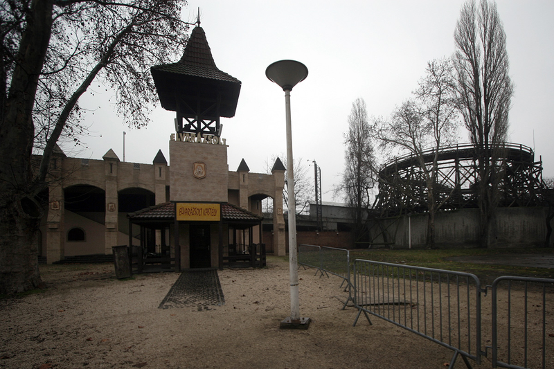Illustration for article titled Inside the Ghostly Remains of Budapest's Condemned Amusement Park
